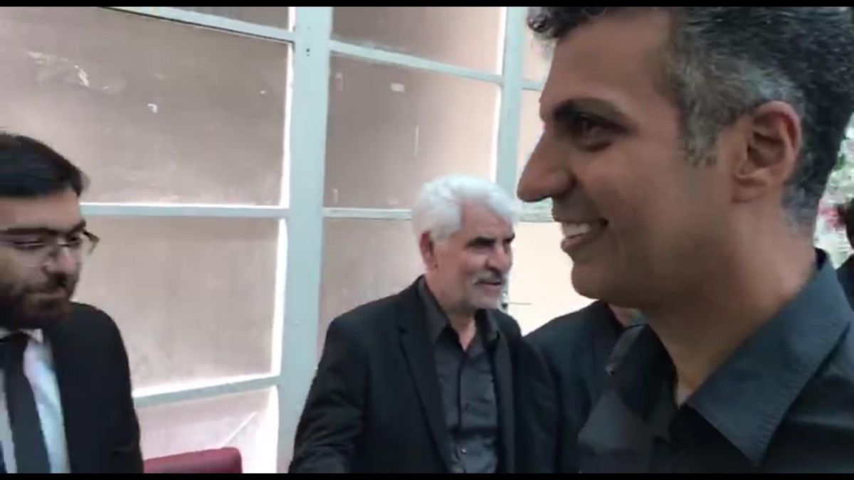 اختصاصی/ حضور عادل فردوسی پور در مراسم ختم مهدی شادمانی