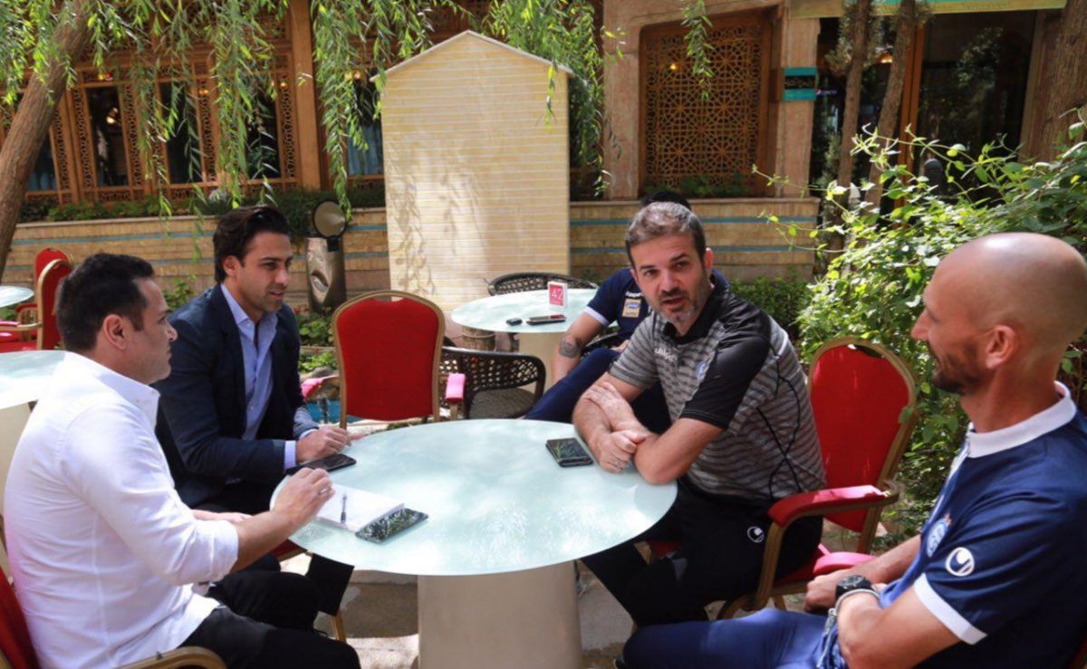 فرهاد مجیدی در ادامه نشست خود با سرمربیان باشگاههای لیگ برتری، امروز در هتل محل اقامت تیم استقلال با آندرهآ استراماچونی به گفتوگو و تبادل نظر درباره بازیکنان زیر ۲۳ سال استقلال در تیم امید ایران پرداخت.