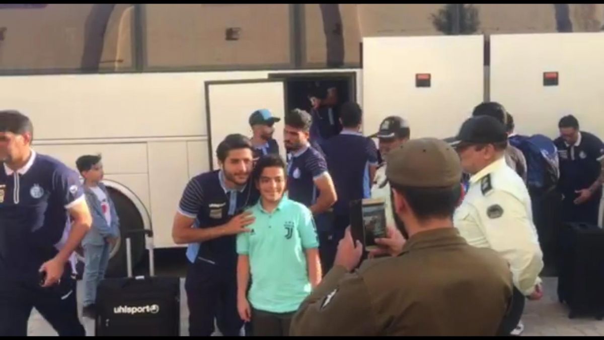 ورود تیم استقلال به ورزشگاه انقلاب کرج برای بازی با گل ریحان