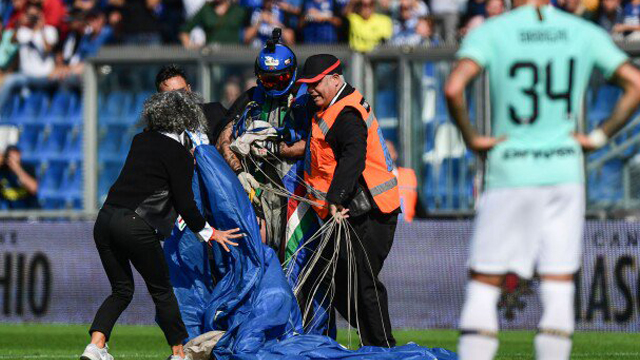 اتفاق عجیب در بازی ساسولو - اینتر و فرود پاراگلایدر سوار وسط زمین در حین بازی!