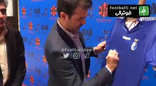 اختصاصی/ امضای پیراهن استقلال توسط آندره آ استراماچونی پیش از اکران فیلم آبی به رنگ آسمان در سینما باغ کتاب