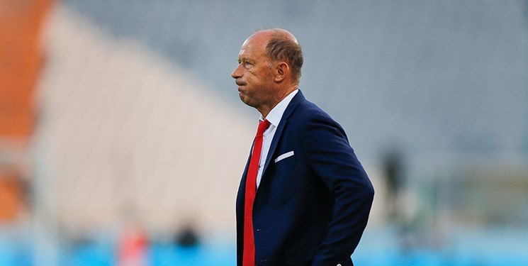 سرمربی پرسپولیس با تأخیر به تهران برگشت