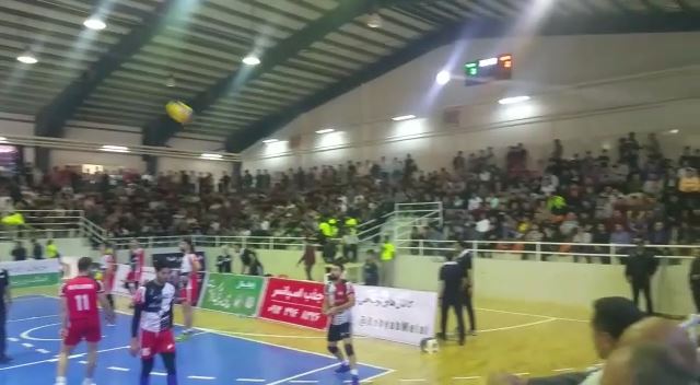 اختصاصی/ تشویق وریا غفوری در حاشیه بازی تیمهای والیبال راه یاب ملل مریوان و شهرداری ارومیه