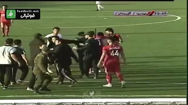 هجوم هواداران سپیدرود به زمین در بازی مقابل گل ریحان و درگیری با بازیکنان