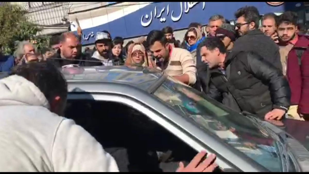 اختصاصی/ اعتراض مدیر مدرسه مقابل باشگاه استقلال به تجمع هواداران و منع رفت و آمد دانش آموزان