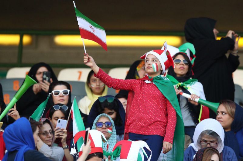 رویترز: تعهد کتبی ایران به فیفا برای حضور تماشاگران زن در لیگ برتر