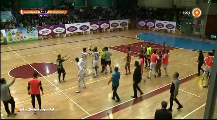 درگیری و جنجال در لیگ فوتسال به دلیل حرکت عجیب بازیکن خارجی گیتی پسند