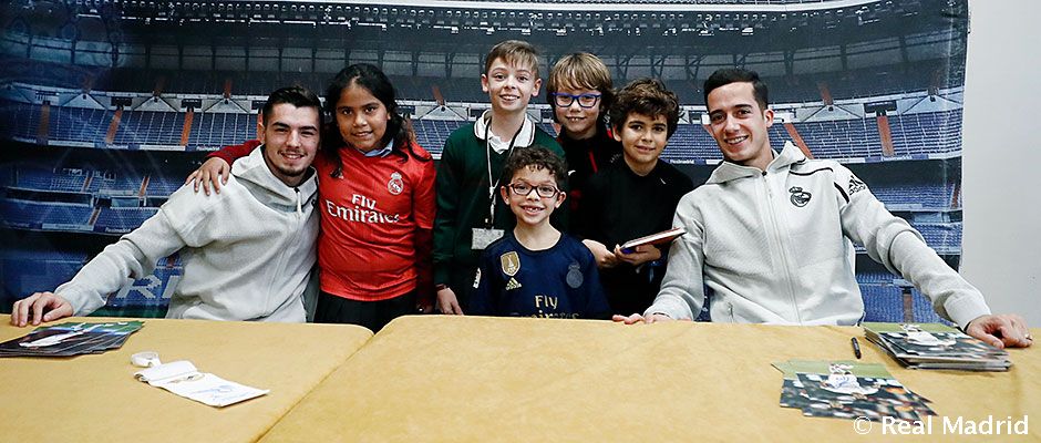 امضا دادن بازیکنان رئال مادرید به هواداران در سالامانکا