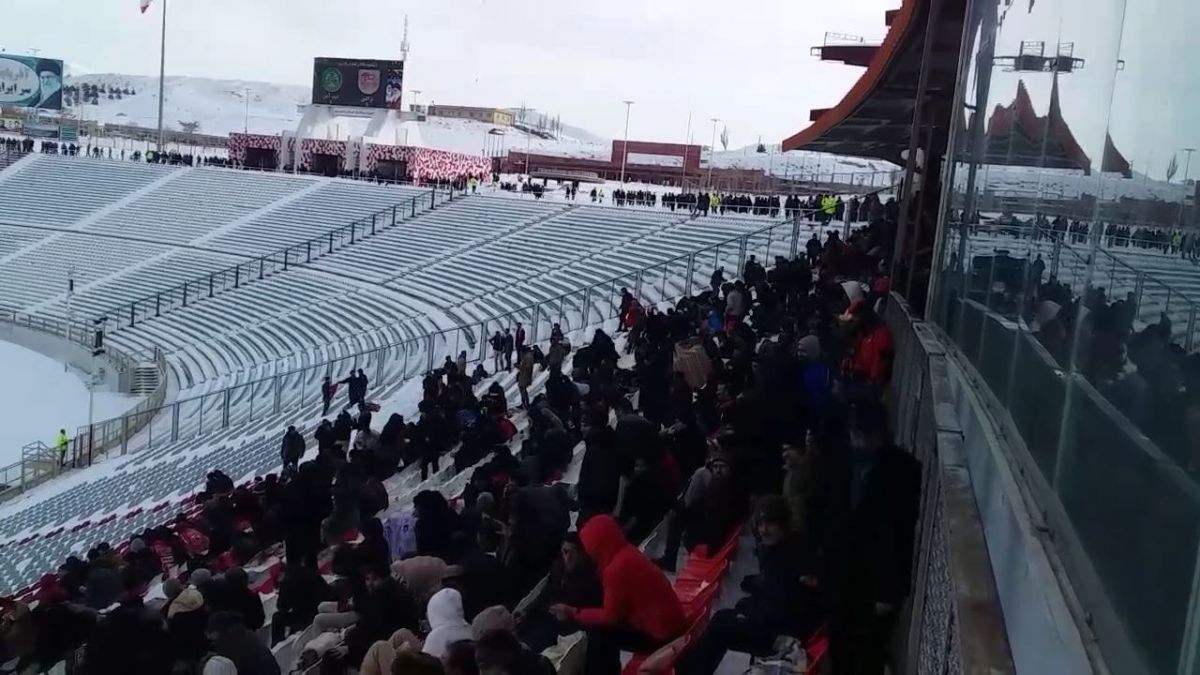 اختصاصی/ برف بازی هواداران تراکتور در نیمه بازی تراکتور و ذوب آهن