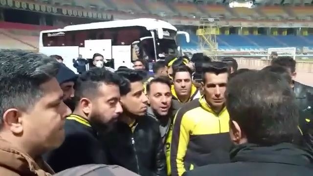 اختصاصی/ اعتراض هواداران سپاهان به مدیر رسانه ای باشگاه سپاهان در خصوص سرمربیگری امیر قلعه نویی در تیم ملی