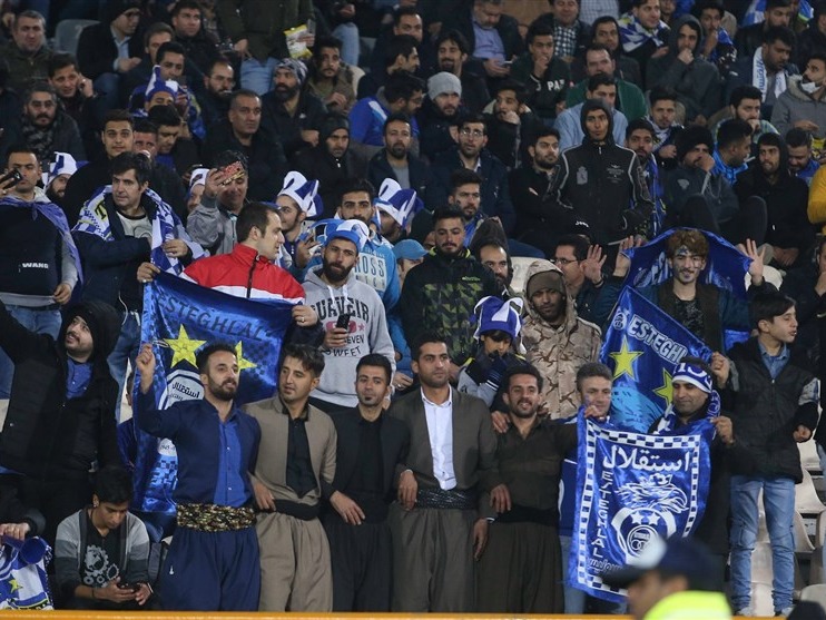 حاشیه دیدار استقلال - نفت مسجدسلیمان/ کُری برای پرسپولیس و حضور بازیگر سینما با چهره‌ای عجیب