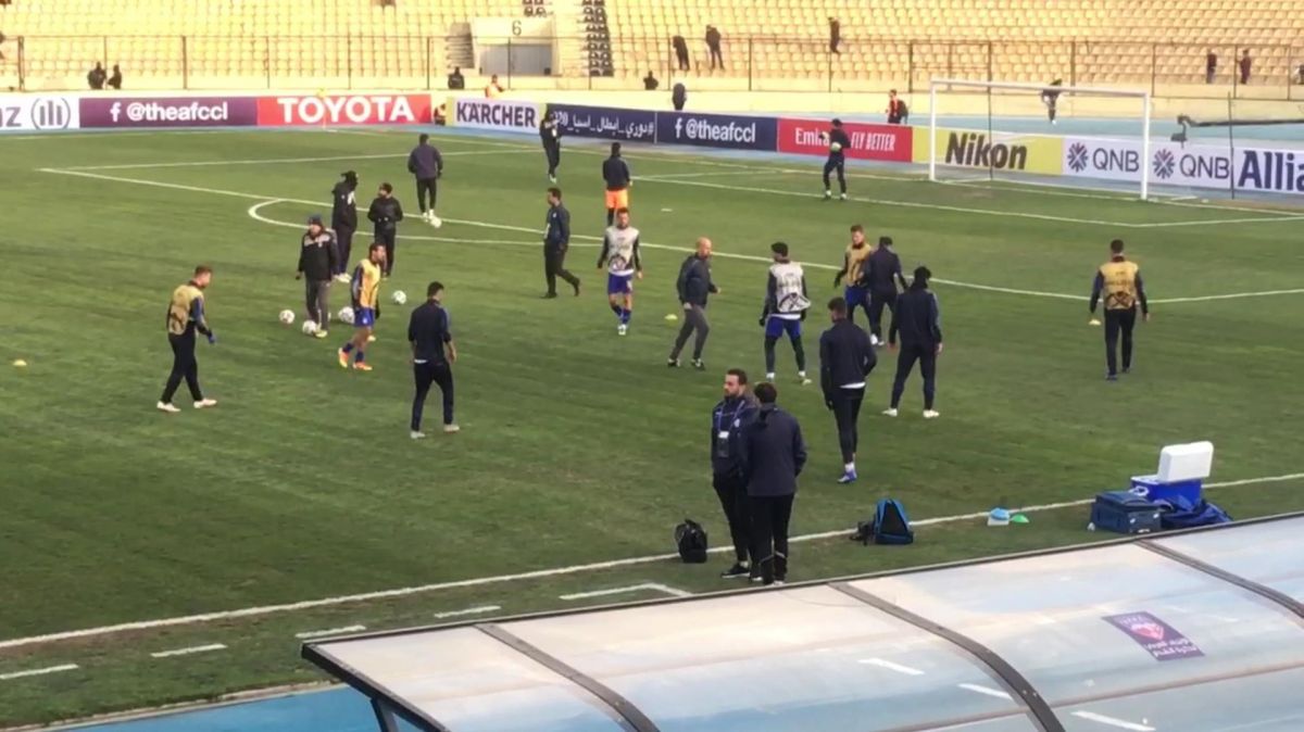 گرم کردن بازیکنان استقلال و الشرطه پیش از شروع بازی