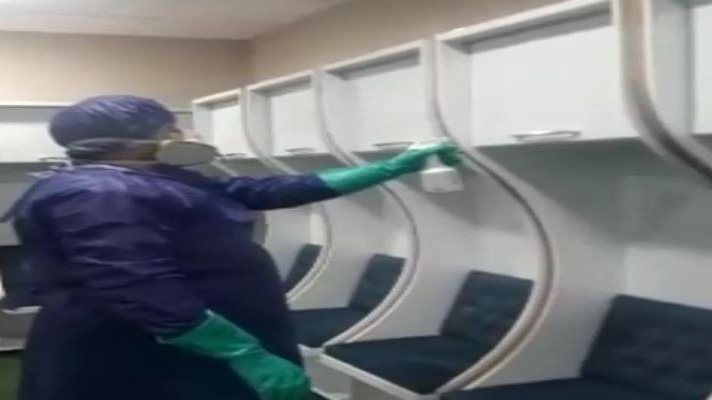 ضدعفونی رختکن تیم های گل گهر و استقلال در ورزشگاه سیرجان