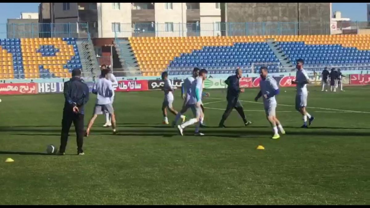 گرم کردن بازیکنان استقلال پیش از بازی با گل گهر