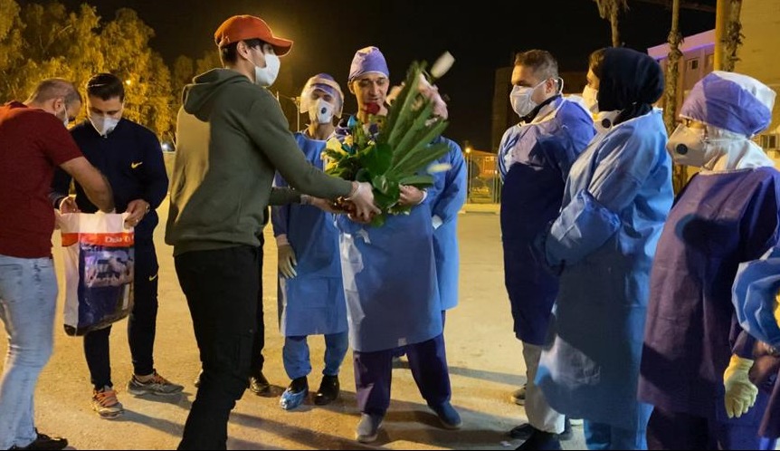 علی عبدالله زاده بازیکن آبادانی پارس جنوبی جم شب گذشته با حضور در بیمارستان طالقانی آبادان با پرستاران بخش کرونایی این بیمارستان دیدار و از آنها تشکر کرد.