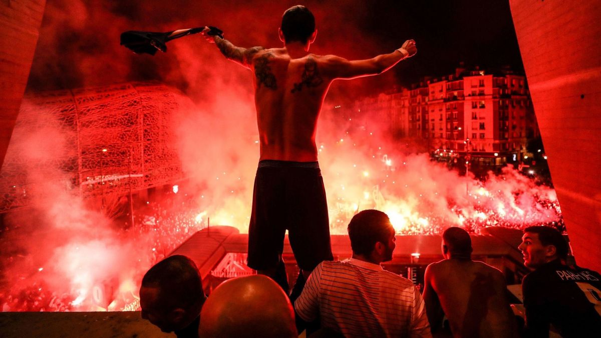 جشن بازیکنان پاری سن ژرمن با هواداران در بیرون ورزشگاه بعد از پیروزی مقابل دورتموند