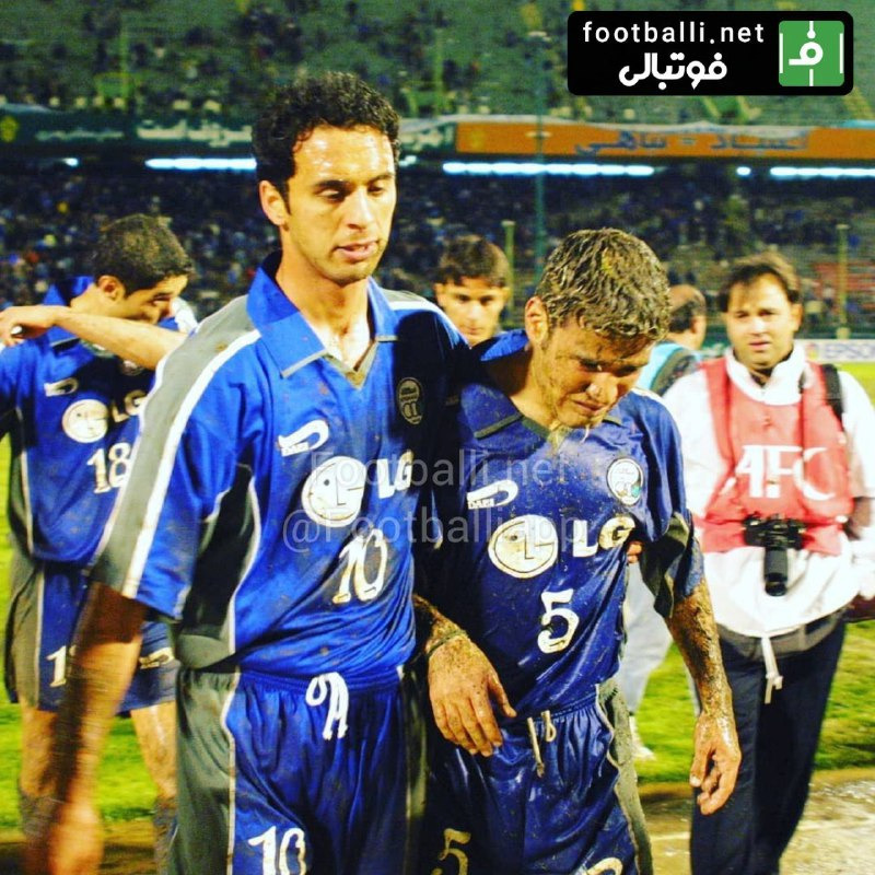 اشك هاي داود سيدعباسي در آغوش مهدي پاشازاده بعد از شكست تلخ استقلال در نيمه نهايي جام باشگاههاي آسيا مقابل آنيانگ كره. فروردين ١٣٨١