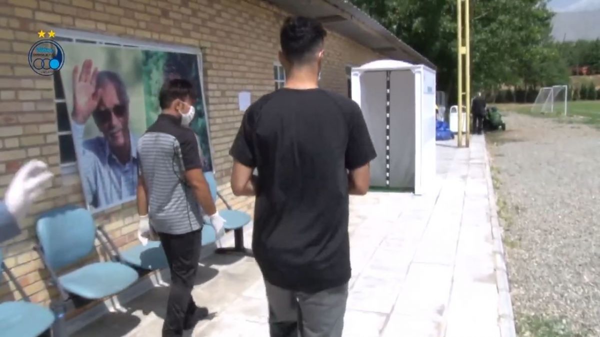 ورود ارسلان مطهری به تونل ضدعفونی در محل تمرین استقلال و نحوه عملکرد این تونل