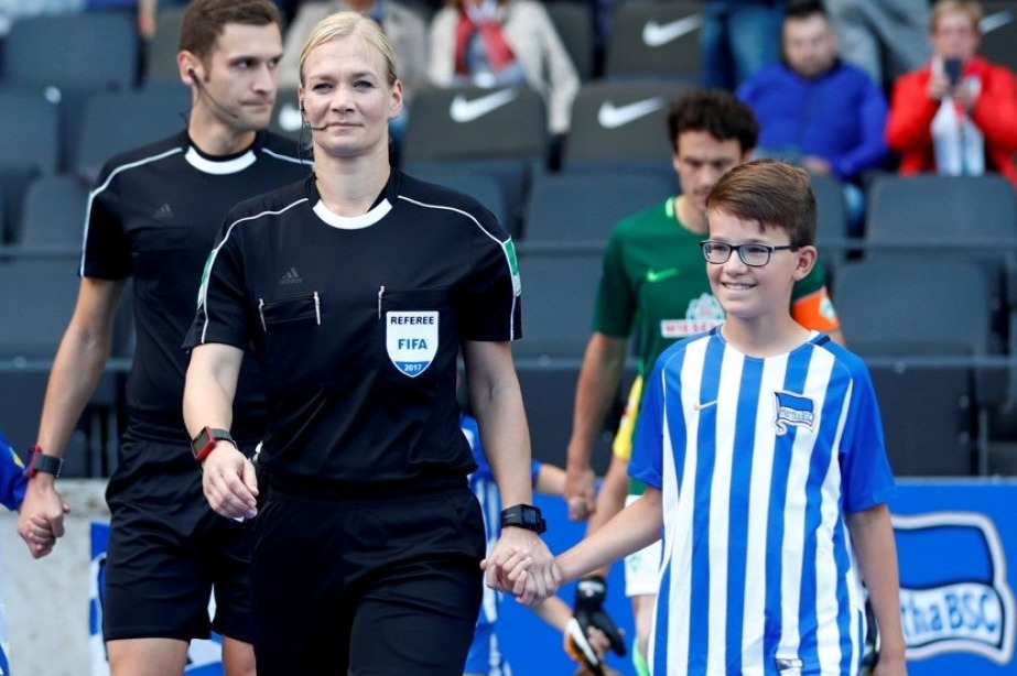 برای نخستین بار در تلویزیون ایران رخ داد؛ پخش مسابقه بوندسلیگا با قضاوت داور زن