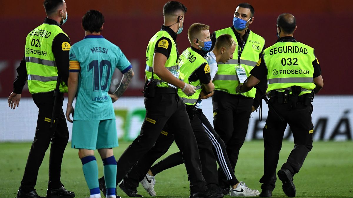 ورود جیمی جامپ به زمین در ورزشگاه خالی از تماشاگر بازی مایورکا و بارسلونا