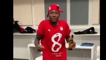 شادی بازیکنان بایرن مونیخ در رختکن پس از قهرمانی در بوندسلیگا