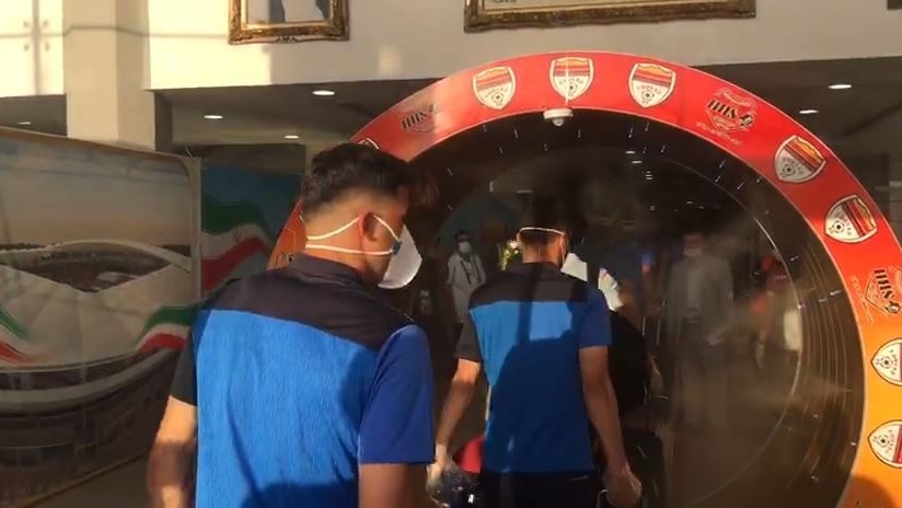 عبور بازیکنان استقلال از تونل ضدعفونی ورزشگاه شهدای اهواز