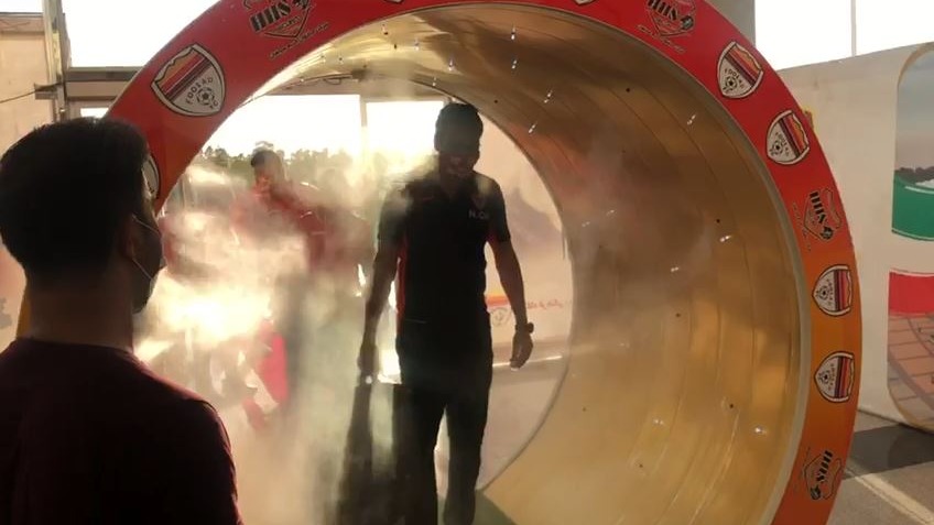 عبور بازیکنان فولاد خوزستان از تونل ضدعفونی ورزشگاه شهدای اهواز