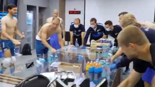 شادی بازیکنان زنیت در رختکن پس از برتری مقابل سووتوف