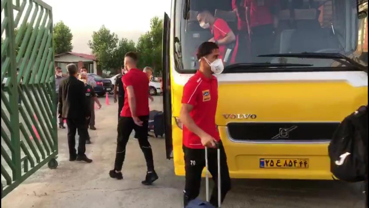 ورود بازیکنان پرسپولیس و پیکان به ورزشگاه