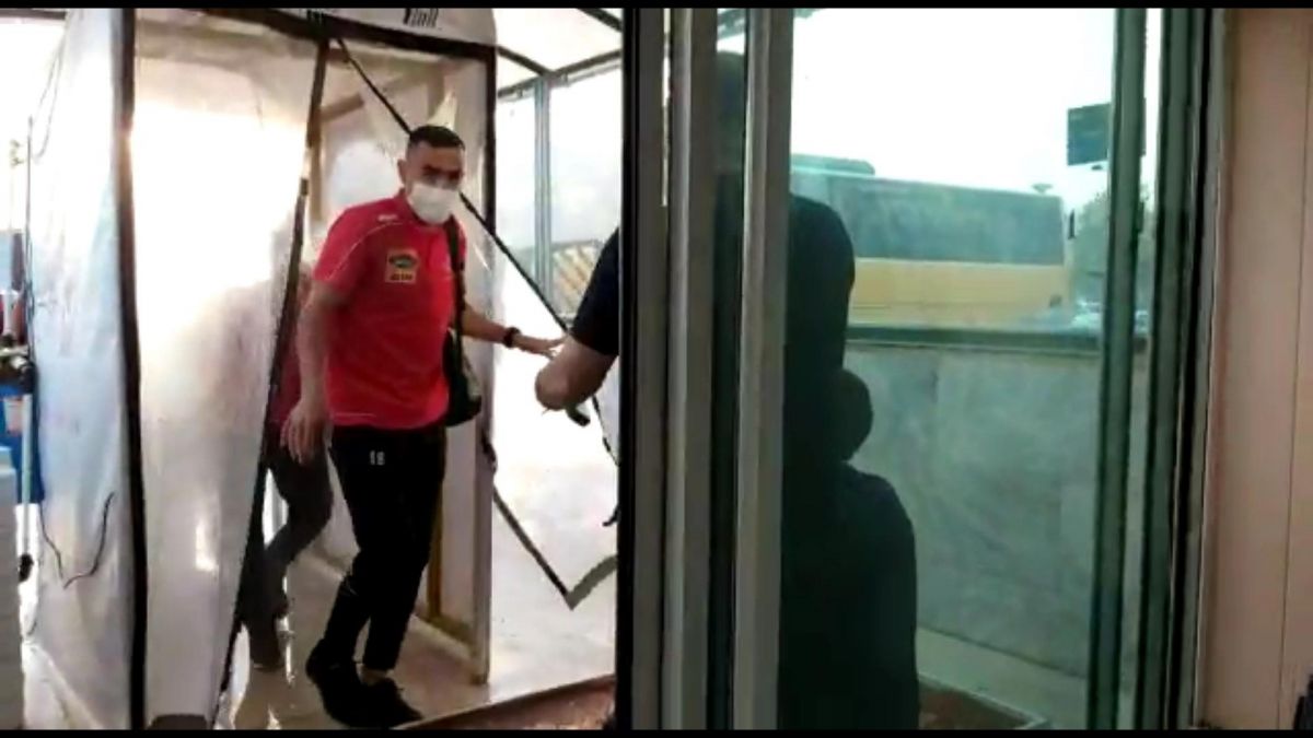 عبور بازیکنان پیکان و پرسپولیس از تونل ضدعفونی هنگام ورود به ورزشگاه