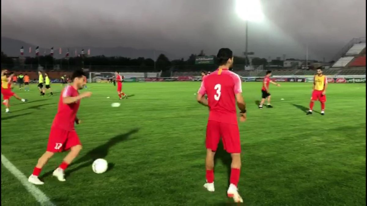 گرم کردن بازیکنان پرسپولیس و پیکان پیش از شروع بازی