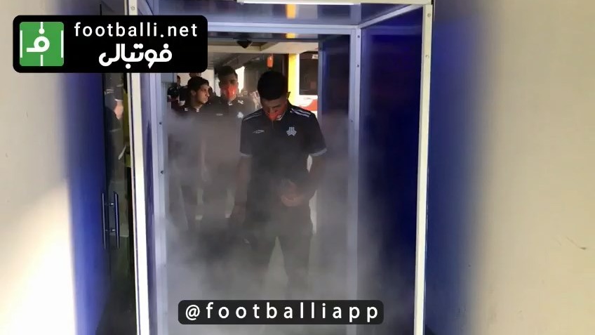 ورود کاروان تیم سایپا به ورزشگاه آزادی ساعاتی قبل از دیدار با استقلال و عبور از تونل ضدعفونی کننده