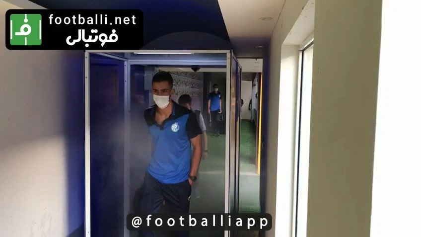 ورود کاروان تیم استقلال به ورزشگاه آزادی ساعاتی قبل از دیدار با سایپا و عبور از تونل ضدعفونی کننده