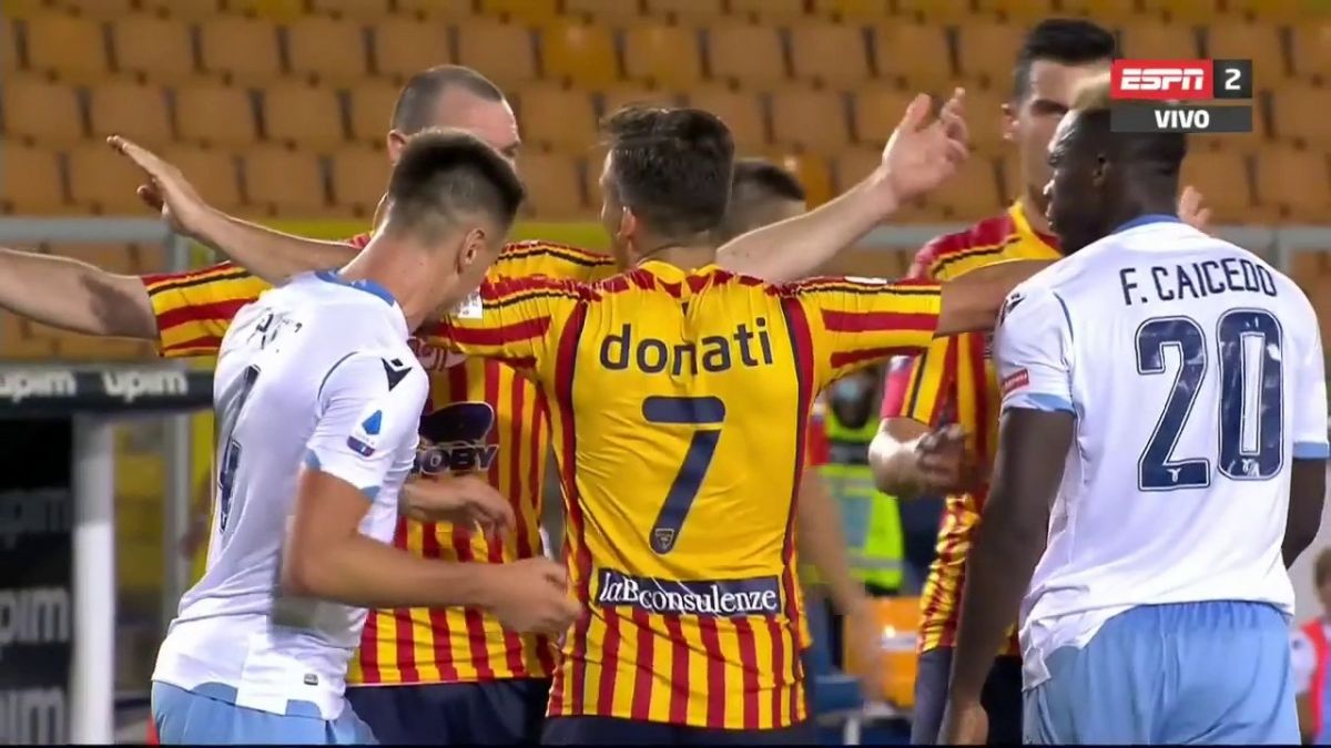 اخراج پاتریک به دلیل گاز گرفتن بازوی بازیکن لچه