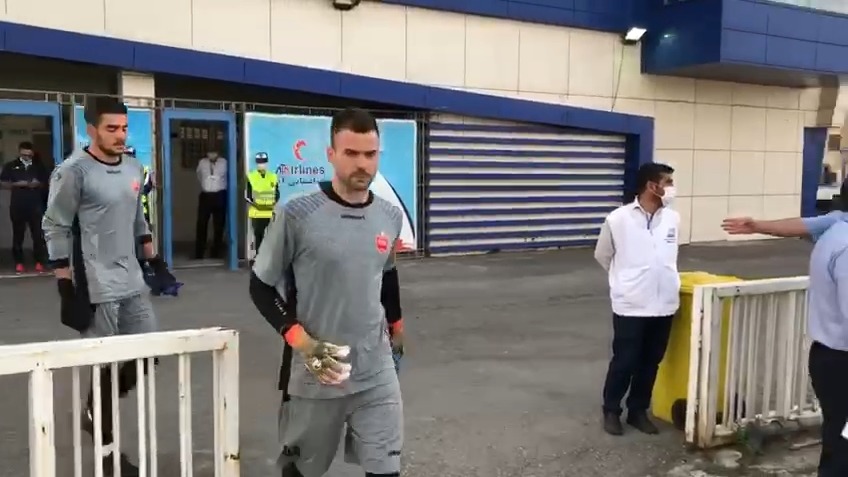 ضدعفونی توپ ها پیش از بازی ماشین سازی و پرسپولیس و ورود رادوشوویچ به زمین