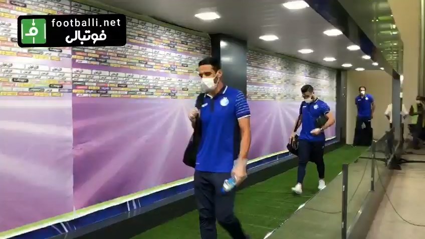 ورود اتوبوس تیم استقلال به ورزشگاه و عبور دو تیم از تونل ضدعفونی