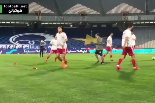 گرم کردن بازیکنان استقلال و تراکتور پیش از تقابل حساس دو تیم