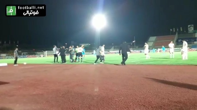 درگیری بین بازیکنان پیکان و گل گهر و اعتراض عبدالله ویسی به داور بازی