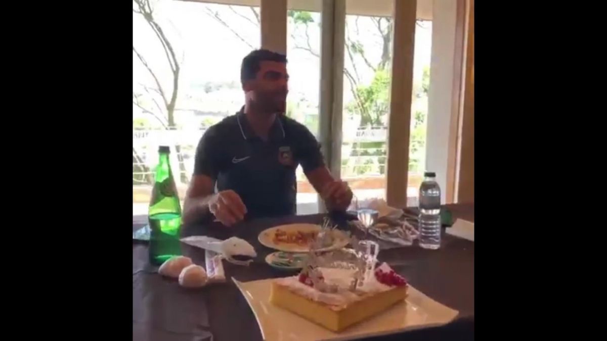 جشن تولد برای مهدی طارمی توسط باشگاه ریو آوه پرتغال