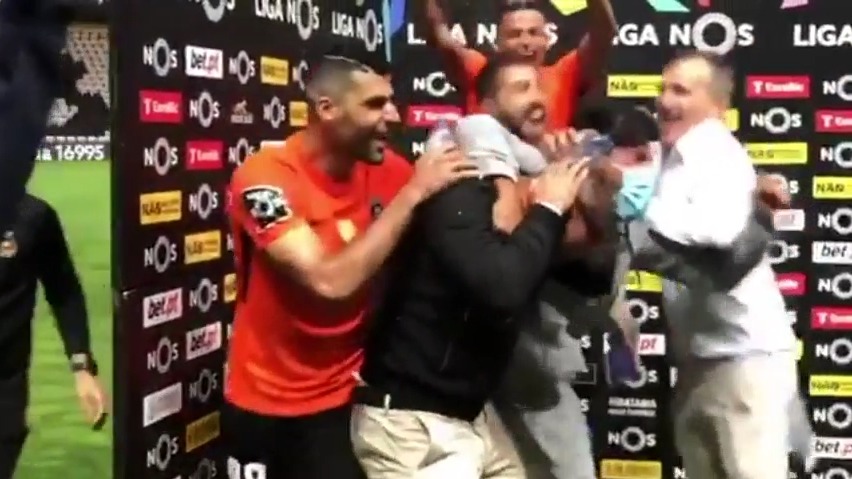 شیطنت طارمی و بازیکنان حین مصاحبه سرمربی ریو آوه و شادی پس از صعود به پلی آف لیگ اروپا