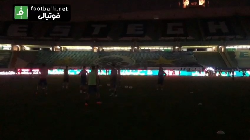 قطع شدن برق ورزشگاه آزادی در حین گرم کردن دو تیم استقلال و سپاهان
