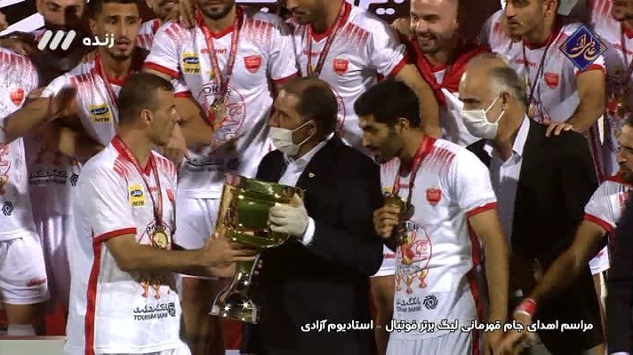 بی نظمی و عدم هماهنگی در لحظه بالا بردن جام قهرمانی پرسپولیس