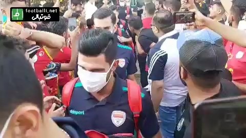 خروج کاروان فولاد از هتل در میان ازدحام تماشاگران و رعایت نشدن پروتکل های بهداشتی