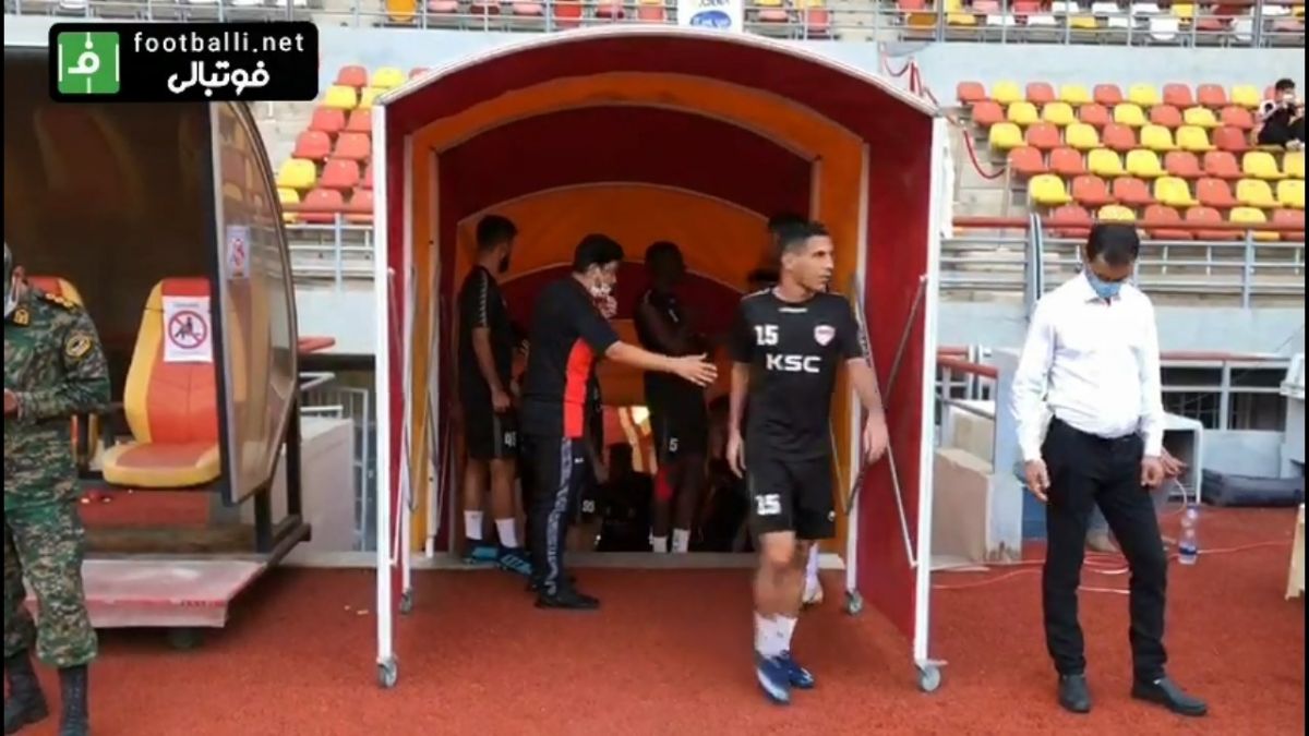 ورود بازیکنان فولاد و سایپا به زمین چمن قبل از شروع دیدار در ورزشگاه غدیر اهواز