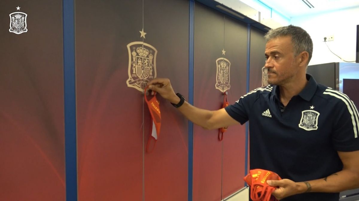 گذاشتن ماسک برای بازیکنان تیم ملی اسپانیا توسط لوییس انریکه