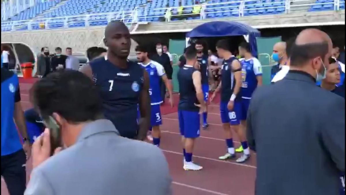 ورود بازیکنان استقلال و تراکتور به زمین برای گرم کردن