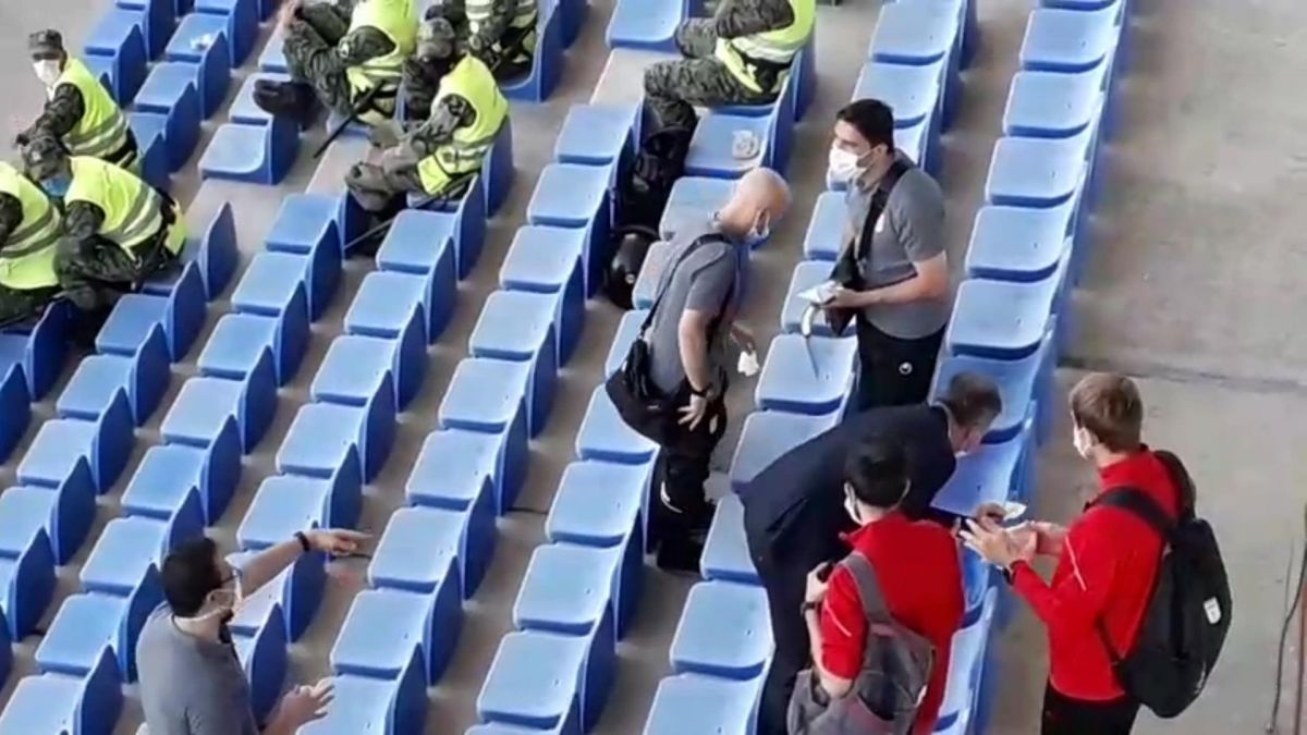 حضور سرمربی تیم ملی در استادیوم امام رضا مشهد و تمیز کردن صندلی!