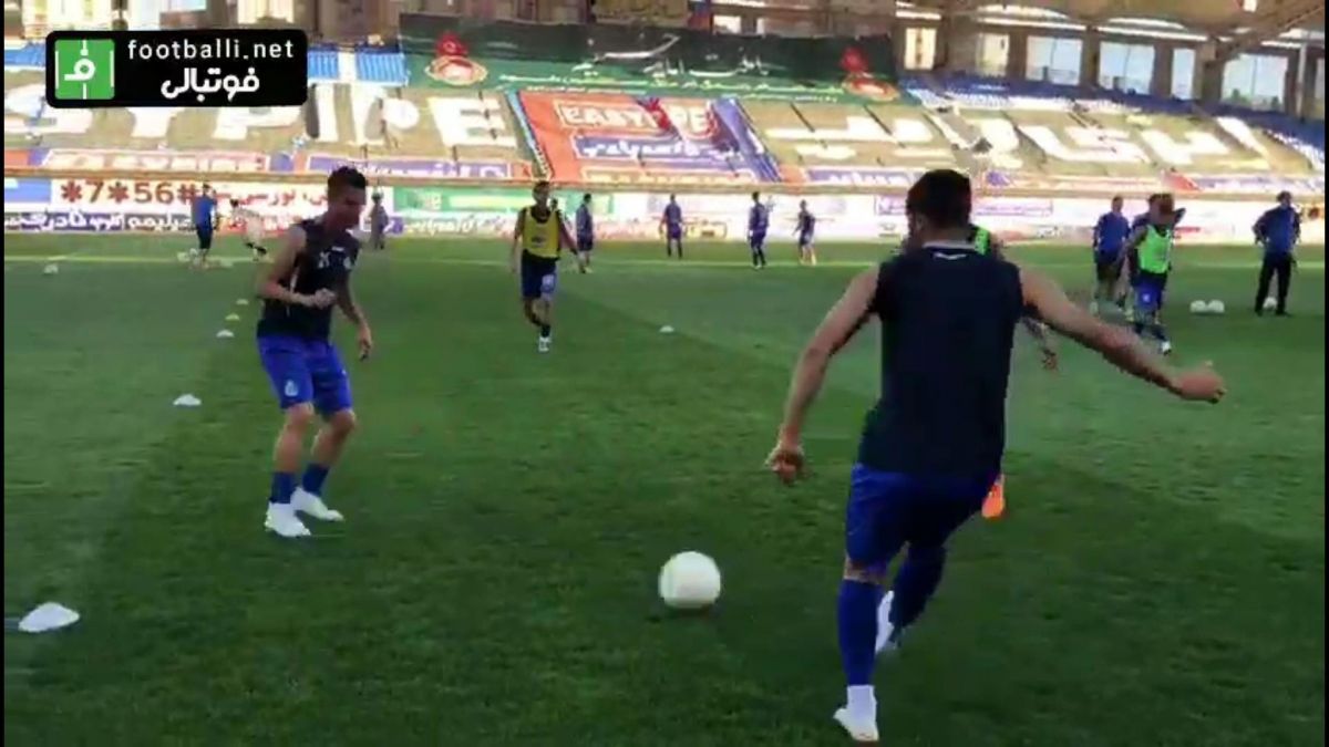 گرم کردن بازیکنان استقلال و تراکتور پیش از فینال حذفی