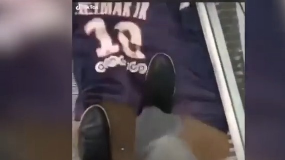 لگد کردن پیراهن نیمار توسط هواداران مارسی