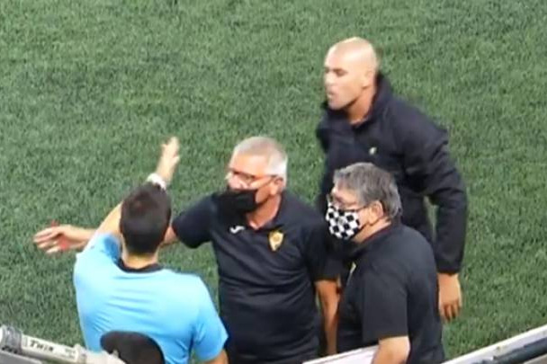 اخراج دروازه بان اسبق بارسلونا توسط داور در اولین تجربه مربیگری